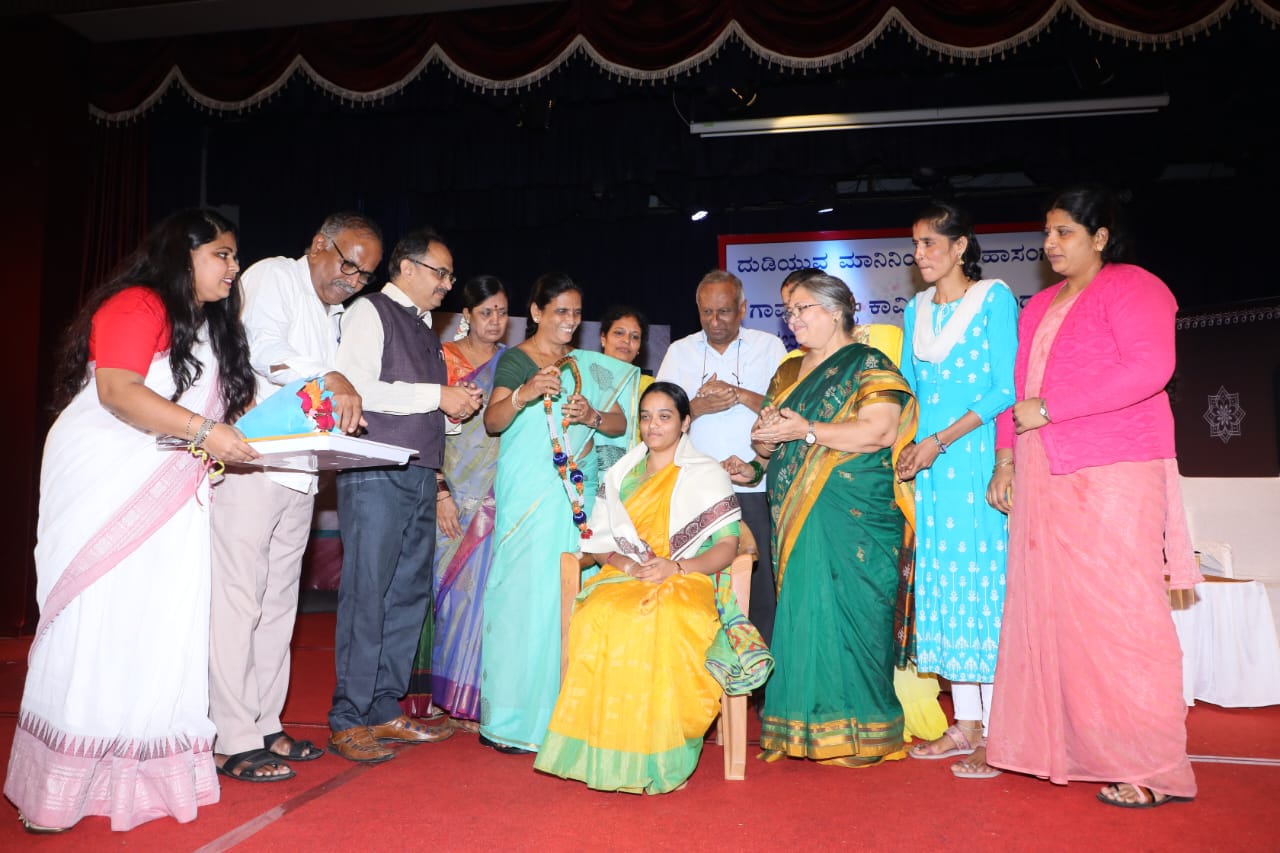 KAS officer Ragini was felicitated in the ‘Mahasangam of Working Manini’ organized at Kondajji Basappa Hall.