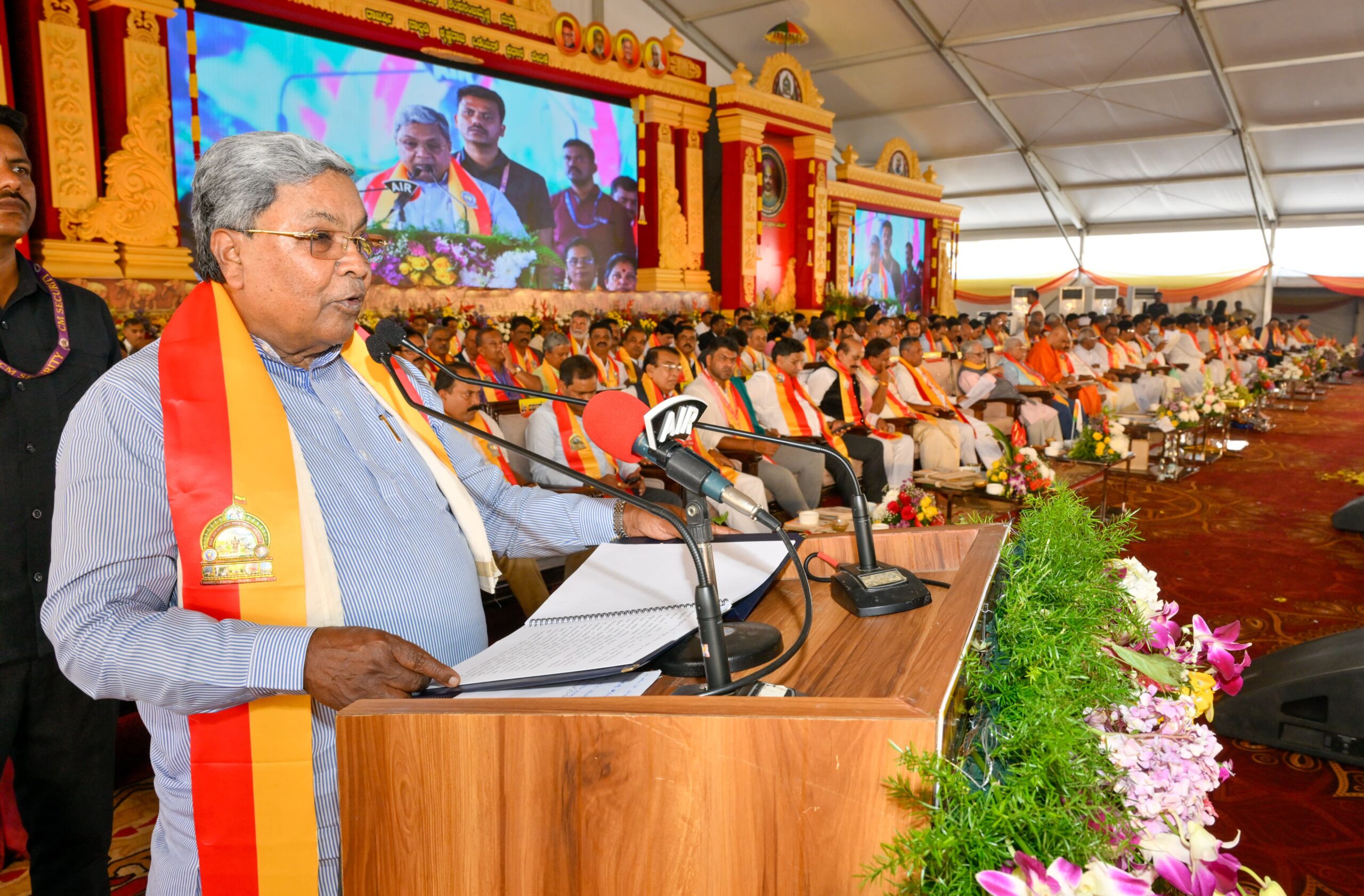 CM Siddaramaiah speaking to gathering  during kannada literature conference at Mandya.